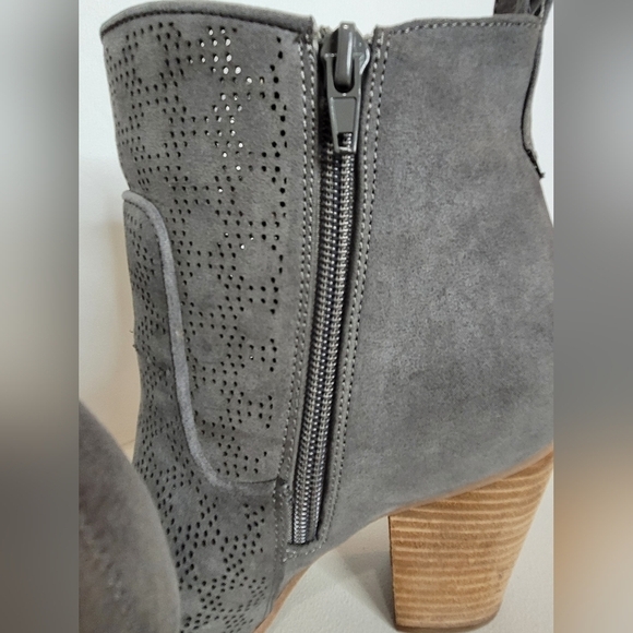 Carlos by Carlos Santana Gray Perforated Faux Suede Holly Ankle Boots - Size 9 - Picture 4 of 12